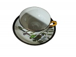 COLECIONISMO-  Xícara para chá com pires em porcelana japonesa casca de ovo, pintada à mão decorada com figuras locais em paisagem de neve, fundo com  gueixa, Diam. 10, Alt. 6 cm.