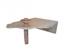 Mesa canto/centro executada e mármore rajado e desenho sinuoso um dos pés em mármore rosa rajado, Com.98, Larg. 70, Alt. 48 cm.