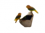 Escultório representando par de pássaros em pedra pousados em rocha de cristal, 18 x 5 cm.