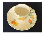 COLECIONISMO - Xícara para café com  pires,  em porcelana inglesa decorado com flores sobre fundo creme, Diam. 11, 15,Alt. 5 cm.