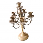 Candelabro em bronze com 6 bobeches e 6 braços retorcidos apoiados em haste sustentada por base circular, Alt. 37, Diam. 23 cm.