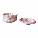 Bacia inglesa em porcelana decorada com decalque com cena campestre  e bordas na cor rosa, e um c cachepot em porcelana na cor rosa, apresenta leves bicados, Diam. 17 cm.