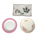 COLECIONISMO - Quatro  Três peças em porcelana sendo uma travessa oriental marcada na base, 1 pires inglês, marcado na base u uma travessa funda com bordas na cor rosa, 17 x 12, Diam. 12 cm.