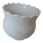 Cachepot em porcelana branco leitoso  om bordas babadas apoiado em pernas recurvas, Alt. 13, Diam. 20 cm.