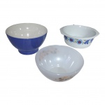 Três bowls em porcelana sendo um azul petróleo, um policromado e outro termorey, Diam. 14 a 13 cm.