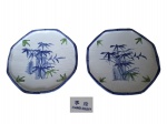 COLECIONISMO - Par de pratos em porcelana decorado nas cores azul e verde representando bambu, Diam. 20