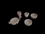 Uma xícara para chá  japonesa em porcelana japonesa policromada com tampa e difusor e par de canecas em porcelana inglesa decoradas com girassol, uma delas com bicado na base.