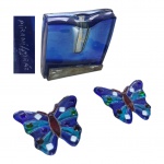 Solifleur em vidro azul com base em aço assinado na lateral Pirani Mráz, apresenta leve desgaste e par de borboletas policromadas em Murano, Com. 10, Alt. 11 e 10 x 8 cm.