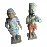 ARTE POPULAR - Par de escultórios executados em papier cachê representando figuras masculina e feminina, ombro e pés da figura feminina estão  com marcas de afastamento pelo tempo, Alt. 20 e 21 cm.