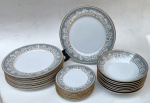 NORITAKE. 24 peças de porcelana japonesa: 8 pratos rasos com 27 cm de diâmetro; 8 pratos fundos com