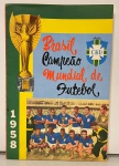 Álbum Brasil Campeão Mundial 1958 Pelé Garrincha, completo. Impresso no inicio da década de 1970. Apresenta muito bom estado de conservação, mas não tem mais os grampos.