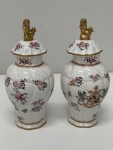 Par de lindos potiches decorativos em porcelana francesa Vieux-Paris, em formato balaústre, ornament