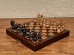 Jogo de xadrez em madeira, apresenta marcas de uso, comp. do tabuleiro = 19cm