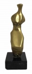 ANOS 60 - Graciosa escultura com estrutura em bronze maciço representando personificação feminina da justiça (deusa Têmis) de estilo abstrato, apoiada sobre base quadrangular de granito. Meados dos anos 60. Artista não identificado. Mede 21cm de altura.