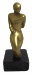 ANOS 60 - Graciosa escultura com estrutura em bronze maciço representando figura feminina de estilo abstrato, apoiada sobre base quadrangular de granito. Meados dos anos 60. Artista não identificado. Mede 18cm de altura.
