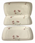 Trio de saladeiras em porcelana esmaltada no formato quadrangular ricamente adornadas com motivo floral em policromia e contorno em rosa. Possui discreto bicado. Medida do maior 31cm x 37cm.