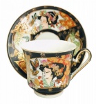 CHINA - Graciosa xícara para café e ou coleção em porcelana chinesa fartamente adornada figura de gueixa, borboletas e flores em rica policromia e vibrante ouro em relevo sobre fundo preto. Acompanha o seu respectivo pires. Possui registro da manufatura.