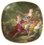 LIMOGES - França. Porta cartão confeccionado em porcelana francesa esmaltada nas tonalidades branca e verde e cena galante ao centro, reproduzindo o Fragonard no Museu do Louvre. Possui registro da manufatura. Mede 12cm X 12cm.