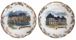 FRANÇA MP - Duo de partos decorativos de coleção em porcelana francesa esmaltada na tonalidade branca decorada por cenas de paisagens de castelos e bordas em movimento em alto-relevo e vibrante ouro. Possui registro da manufatura. Mede 14cm X 14,5cm.