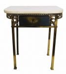 ANOS 50- Elegante mesa lateral com estrutura em bronze europeu contendo uma gaveta frontal e laterais vazadas em folhagens. Proteção de tampo de mármore branco com laterais abauladas, pés em linhas retas. Meados anos 50. Mede 57cm altura x 36cm largura x 50cm comprimento.