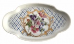 LIMOGES FRANÇA - Antiga saboneteira em pasta de porcelana francesa Limoges adornada com ramalhete de flores policromadas ao centro. Possui registro na manufatura. Mede 16,5 x 9,5cm.