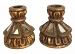 CUZCO - Par de castiçais cusquenhos em madeira patinada em ouro velho e apliques em espelhos. Mede 8cm altura.