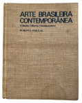 ROBERTO PONTUAL - Raro exemplar do livro "ARTE BRASILEIRA CONTEMPORÂNEA", por Roberto Pontual do ano 1976 em capa dura, com aproximadamente 478 páginas. Acervo particular biblioteca Regina Simões de Melo Leitão. Desgastes do tempo. Mede 26 x 29cm.