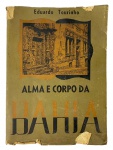 AUTOGRAFADO - Raro exemplar do livro "ALMA E CORPO DA BAHIA", por Eduardo Tourinho do ano 1953 em capa brochura, com aproximadamente 357 páginas. Dedicado de próprio punho a Simões Filho. Acervo particular biblioteca Ministro Ernesto Simões Filho. No estado. Mede 19 x 26cm.