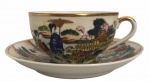 JAPÃO - Antiga xícara para chá e ou coleção em porcelana japonesa esmaltada fartamente adornada com motivo floral, paisagem e figuras humanas em policromia e vibrante ouro. Acompanha o seu respectivo pires com registro da manufatura. Possui discreto bicado.