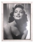 Quadro decorativo com foto reprint da atriz hollywoodiana AVA GARDNER protegida por moldura de madeira patinada em branco e vidro transparente anti-reflexo.  Mede 33 x 25cm.