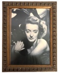 Quadro decorativo com foto reprint da atriz hollywoodiana BETTE DAVIS protegida por moldura de madeira patinada em OURO VELHO e vidro transparente anti-reflexo.  Mede 36 x 28cm.