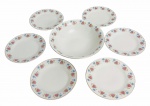 CHINA - Jogo de saladeira em porcelana chinesa esmaltada fartamente adornada com flores em policromia e contorno em vibrante ouro. Contém bowl e seis pratos com registro da manufatura LING NAN. Medida da maior 23cm.