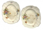 INGLATERRA - Duo de travessas em porcelana inglesa adornadas com motivo floral em policromia e vibrante ouro. Possui marcas do tempo. Medida da maior 30 cm.