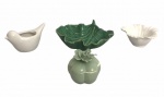 Lote contendo quatro itens decorativos em porcelana esmaltada em branco e verde de distintas manufaturas e modelos. Uma possui discreto bicado. Medida da maior 20 cm.