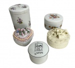 Lote contendo 5 porta-joias em porcelanas europeias e/ou não, adornadas em motivo floral e apliques em policromia. Acompanham suas respectivas tampas. Uma possui discreto bicado. Medida do maior 11cm.