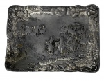 INDEPENDÊNCIA - Antiga placa em metal espessurado a prata, representando cena do grito da independência. Marcas do tempo. no estado. Apresenta assinatura e localização no verso. Possui sinas de restauro.Mede 9cm x 13cm.