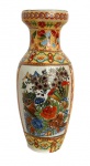 Graciosa floreira em porcelana oriental fartamente adornada com motivo floral em policromia e vibrante ouro. Mede 16cm altura.