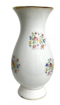 REAL - Vaso em porcelana esmaltada da manufatura Real adornado com ramalhetes de flores em policroma e contorno em vibrante ouro. Formato bojudo. Possui registro da manufatura na base. Mede 25cm de altura.