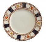 ENGLAND - Antigo prato raso para coleção em porcelana inglesa esmaltada adornada na borda com motivo floral policromado. Possui registro da manufatura STANLEY no verso. Mede 22,5cm.