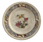 ENGLAND - Antigo e raro prato raso de coleção fartamente adornado com motivo floral e figuras de aves em policromia e contorno em vibrante ouro. Porcelana de procedência inglesa. Possui registro da manufatura na base. Marcas do tempo. Mede 22,5 de diâmetro.