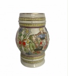 Antiga caneca comemorativa em porcelana vitrificada, edição especial da VI Festa do Chopp de 1966 do Clube Internacional de Regatas - Santos. Possui registro da manufatura. Mede 15cm de altura.