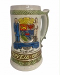 Antiga caneca comemorativa em porcelana vitrificada, edição especial da Festa da Cerveja de 1965 de Blumenau, Santa Catarina. Possui registro da manufatura. Mede 16cm de altura.