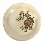 PORTUGAL - Antigo prato em porcelana portuguesa cor creme, adornado com ramalhetes de flor em relevo. Possui registro da manufatura Sado Internacional. Mede 22cm.