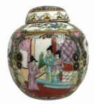 JAPÃO - Antigo potiche em porcelana japonesa representando cenas da família Rosa fartamente adornada em policromia e vibrante ouro. Acompanha sua respectiva tampa. Possui registro da manufatura. Mede 12cm de altura