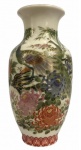 SHIBATA - Magnifico vaso em porcelana japonesa Shibata, fartamente adornada com figuras de pavões e flores de Lotus em rica policromia e vibrante ouro. Possui registro da manufatura. Mede 15cm de altura.