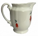 BAVARIA - Antiga leiteira em porcelana europeia da Bavaria, adornada com flores em policromia e contorno em prata. Possui registro da manufatura na base. Mede 16cm.