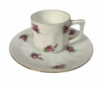 CHECOSLOVÁQUIA - Antiga xícara para café e ou coleção em porcelana europeia da Checoslováquia adornada com motivo floral em policromia e contorno em vibrante ouro. Acompanha seu respectivo pires. Possui registro da manufatura na base. Meados período 1900.