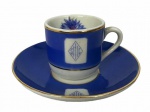 RIO BRANCO -  Antiga xícara para café e ou coleção em porcelana brasileira adornada com motivo floral em azul, com contorno em vibrante ouro. Acompanha seu respectivo pires. Possui registro da manufatura na base.