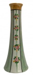 Antiga floreira e ou à solifleur em porcelana oriental esmaltada, adornada com flores em policromia e borda dourado. Possui registro da manufatura. Mede 16cm de altura.