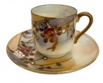 Antiga xícara para café e ou coleção em delicada porcelana japonesa, dito casca de ovo, fartamente adornada com ramalhetes de flores em rica policromia e vibrante ouro. Acompanha o seu respectivo pires. Apresenta resquícios de manufatura ao fundo.